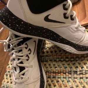 BASKETBALL SHOES 7.5 men’s, 9 women’s